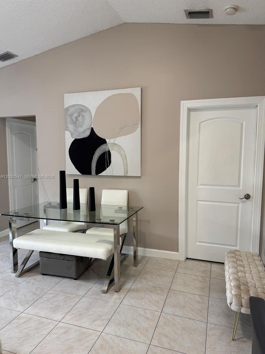 LAGO DEL REY CONDO - Residential