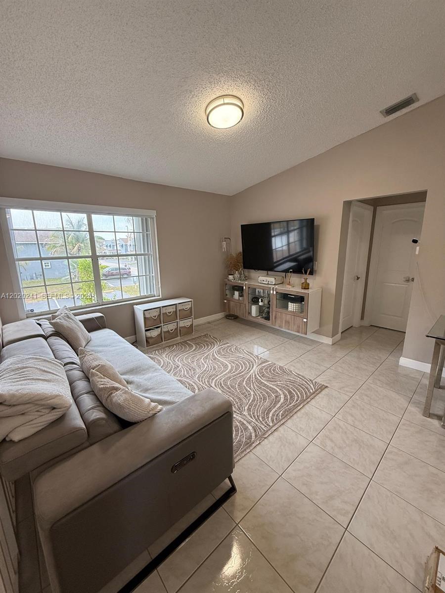 LAGO DEL REY CONDO - Residential