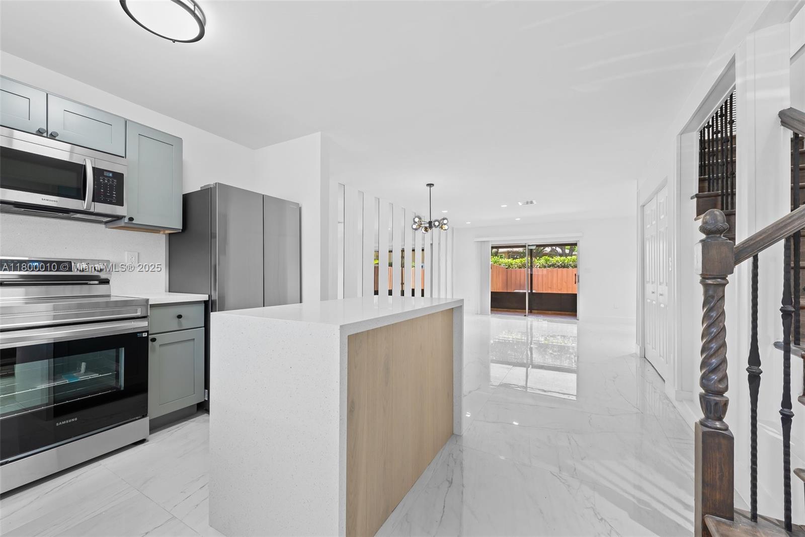 450 SE 7th St 214