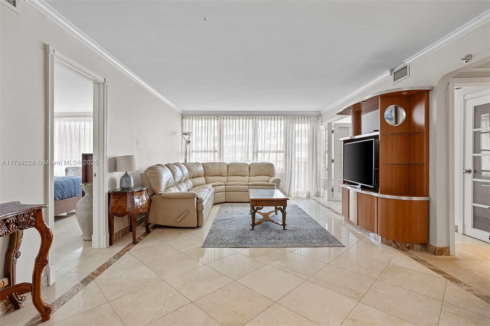 5225 Collins Ave 1117
