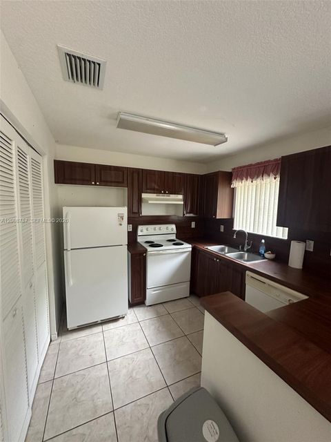 Photo of 7125 NW 173rd Dr #2401, Hialeah, FL 33015 (MLS # A12008787)