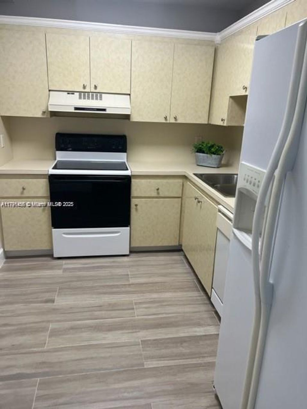 Photo of 919 Hillcrest Dr #611, Hollywood, FL 33021 (MLS # A11791456)