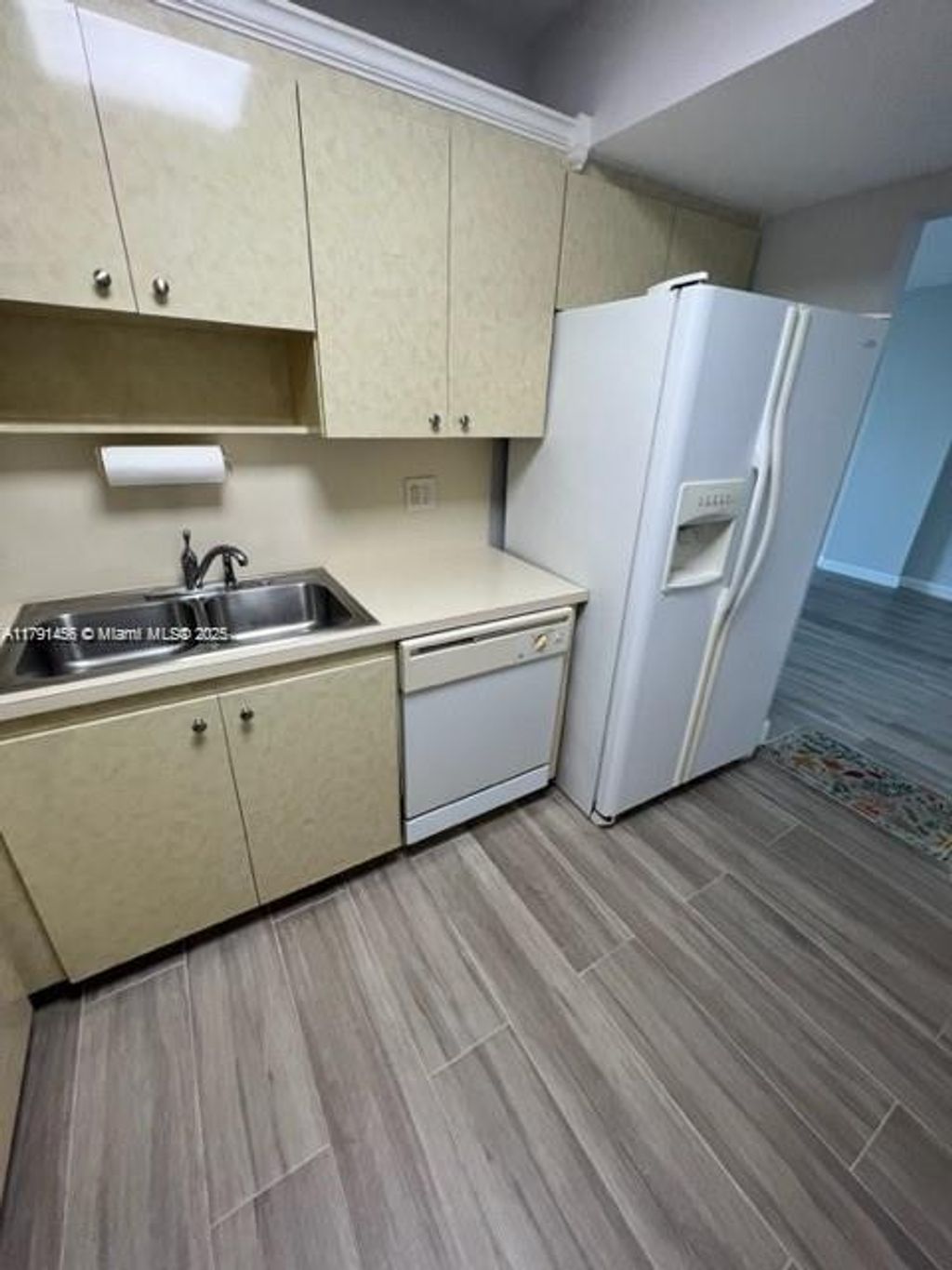 Photo of 919 Hillcrest Dr #611, Hollywood, FL 33021 (MLS # A11791456)