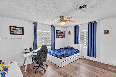 Single Family Residence in Hollywood FL 1528 Wiley St 9.jpg