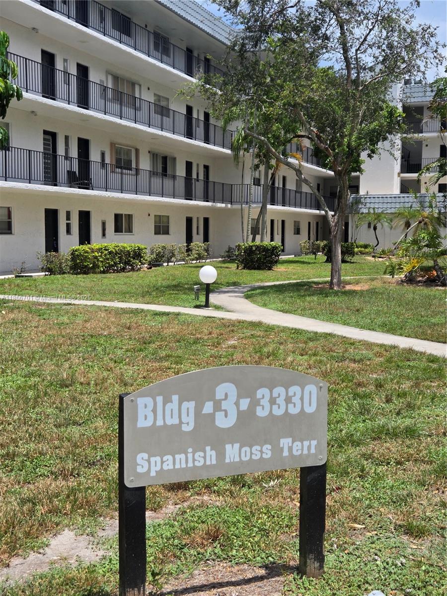 First-floor 1/1 unit in Lauderhill. This charming 1-bedroom, 1.5-bath unit offers convenient ground-floor access and a spacious layout. Ideal for tenants seeking rapid occupancy. Easy to show on lockbox .