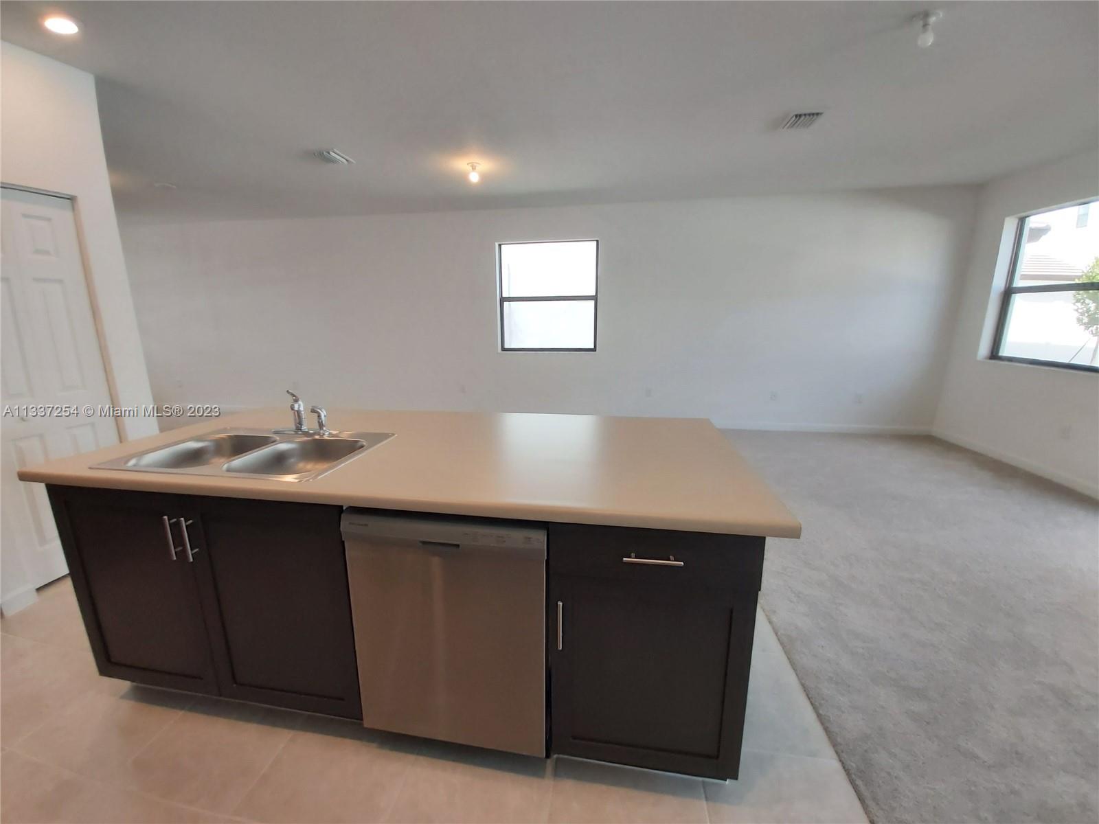 AQUABELLA NORTH - Residential Lease