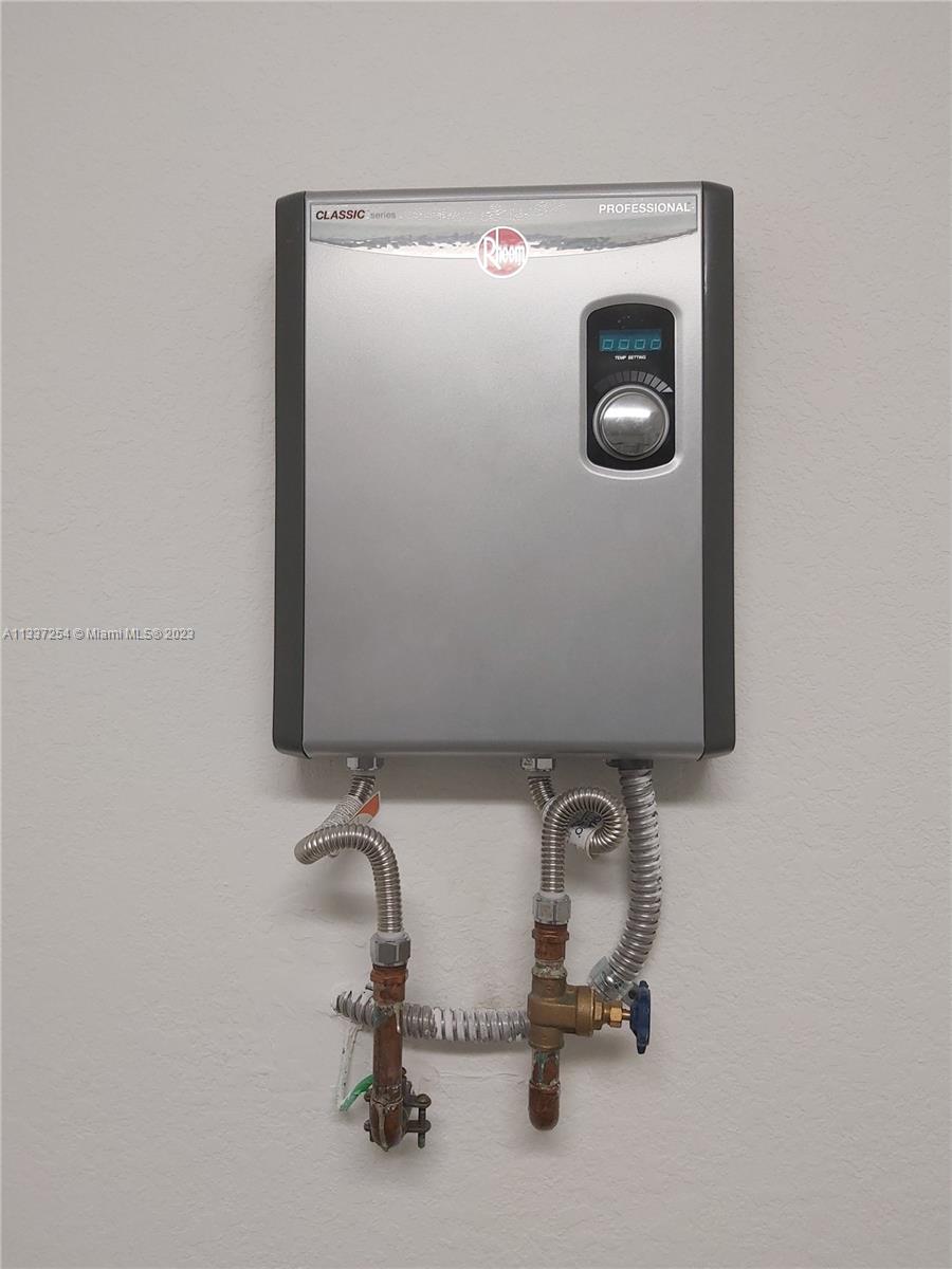 AQUABELLA NORTH - Residential Lease