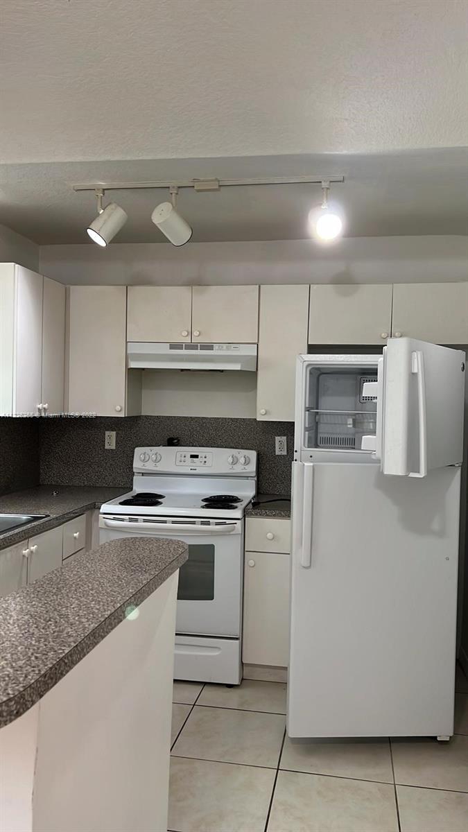 VENETIA GARDENS SOUTH CON - Residential Lease