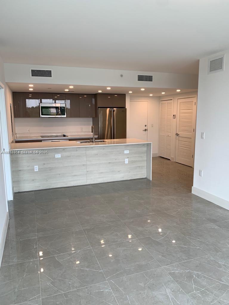 THE HIGHLANDS CONDO - Residential