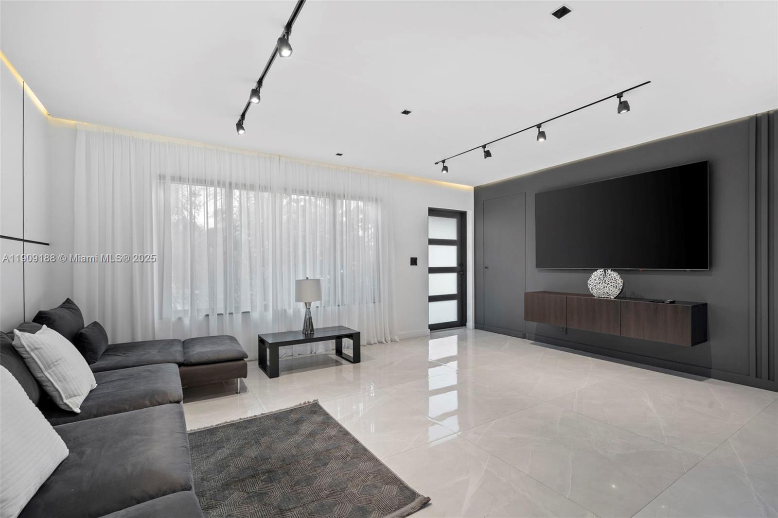 COUNTRY CLUB HOMES - Residential Lease