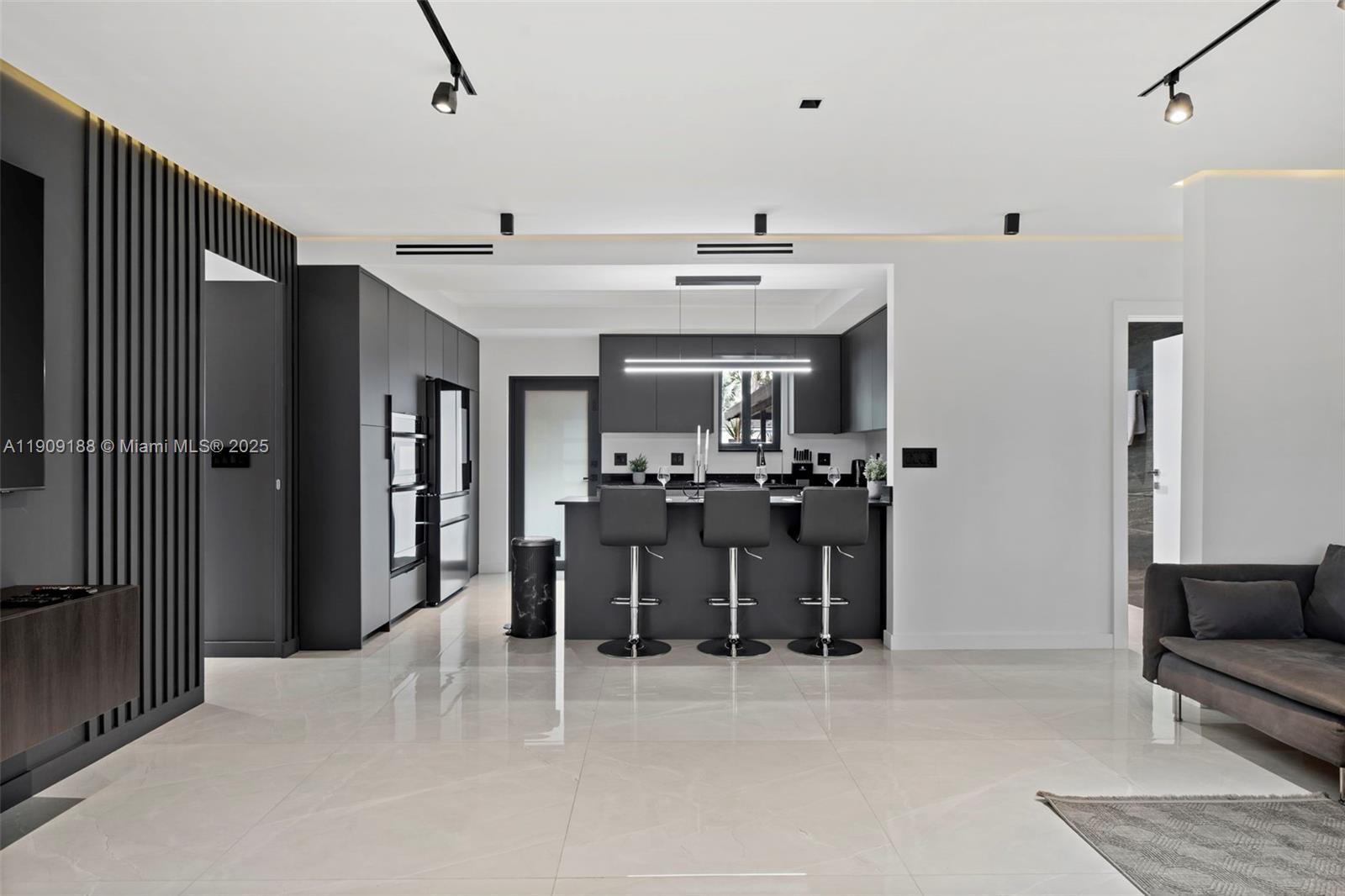 COUNTRY CLUB HOMES - Residential Lease