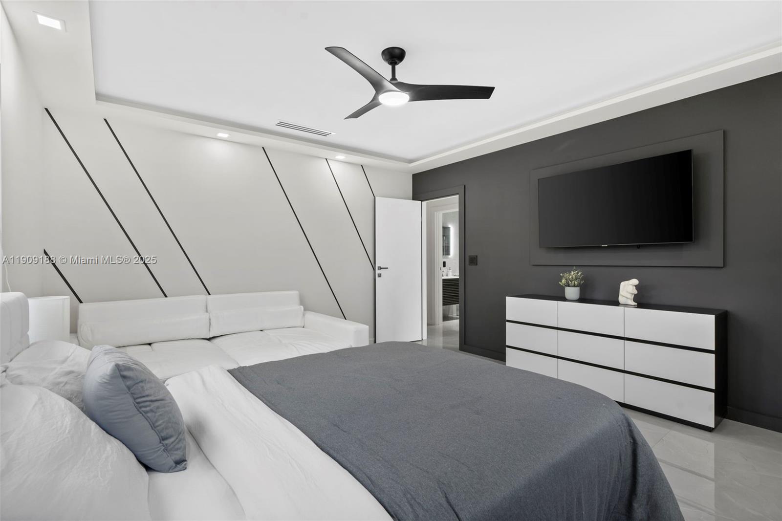 COUNTRY CLUB HOMES - Residential Lease