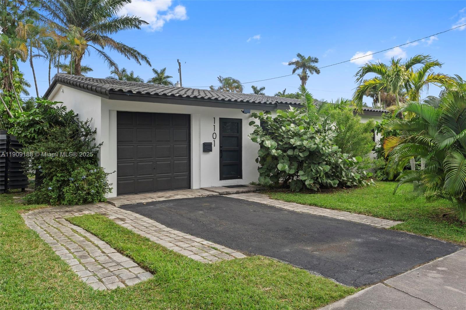 COUNTRY CLUB HOMES - Residential Lease