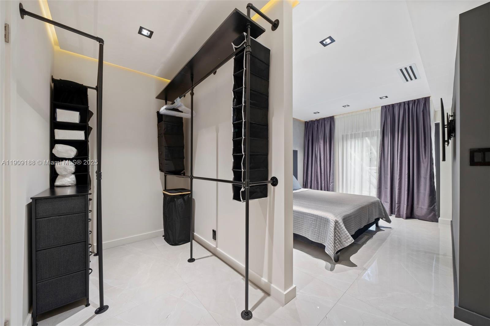 COUNTRY CLUB HOMES - Residential Lease