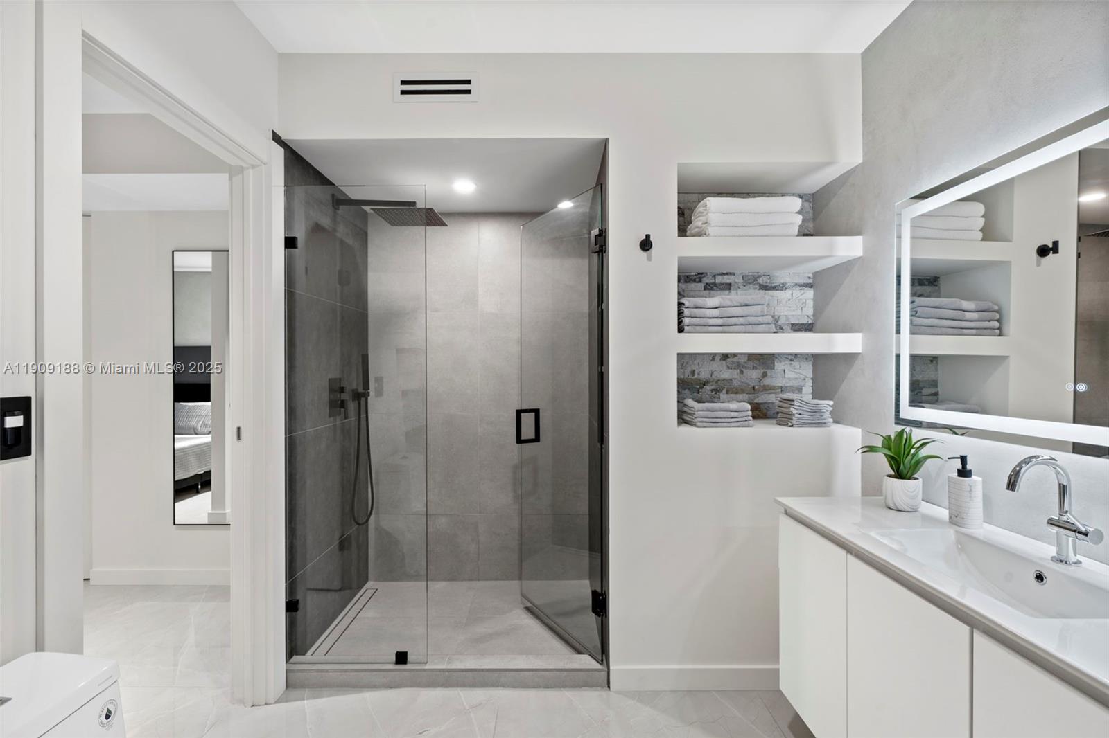 COUNTRY CLUB HOMES - Residential Lease