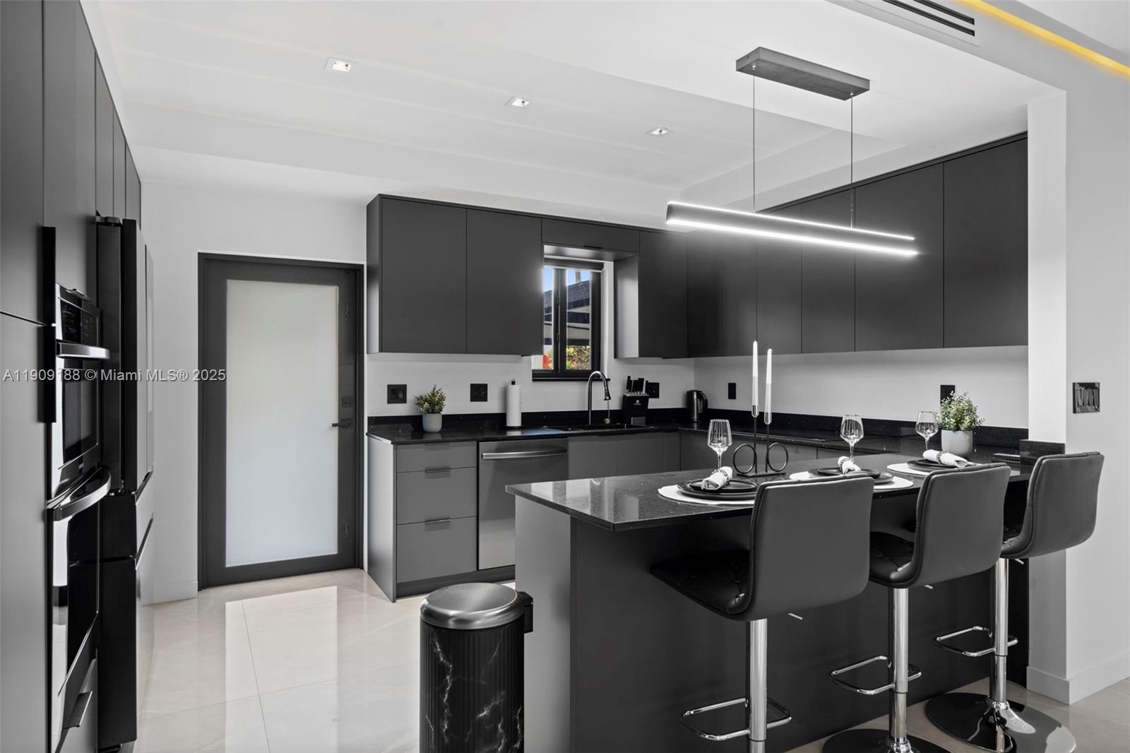 COUNTRY CLUB HOMES - Residential Lease