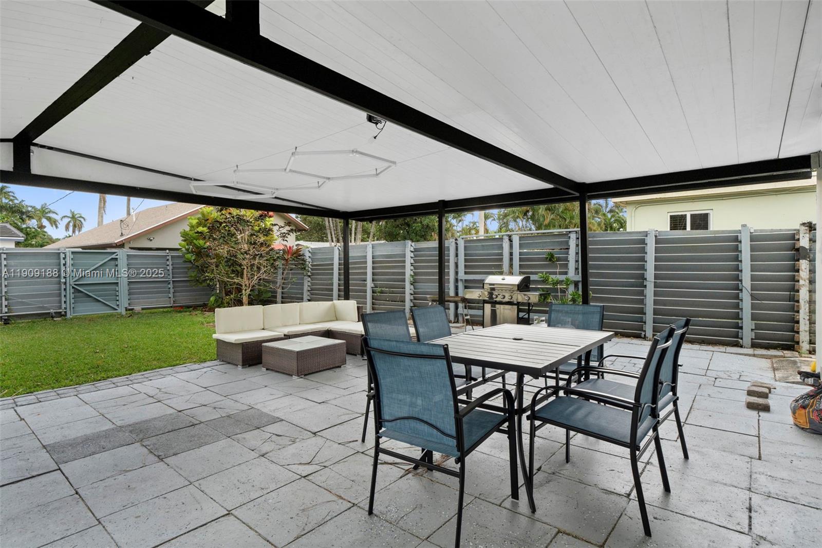 COUNTRY CLUB HOMES - Residential Lease