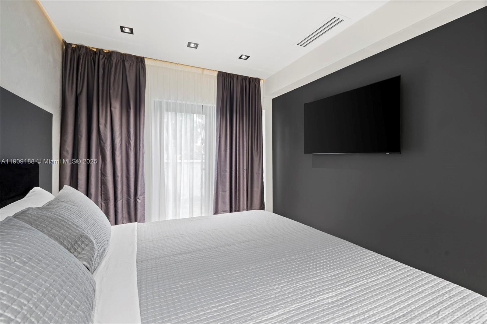 COUNTRY CLUB HOMES - Residential Lease