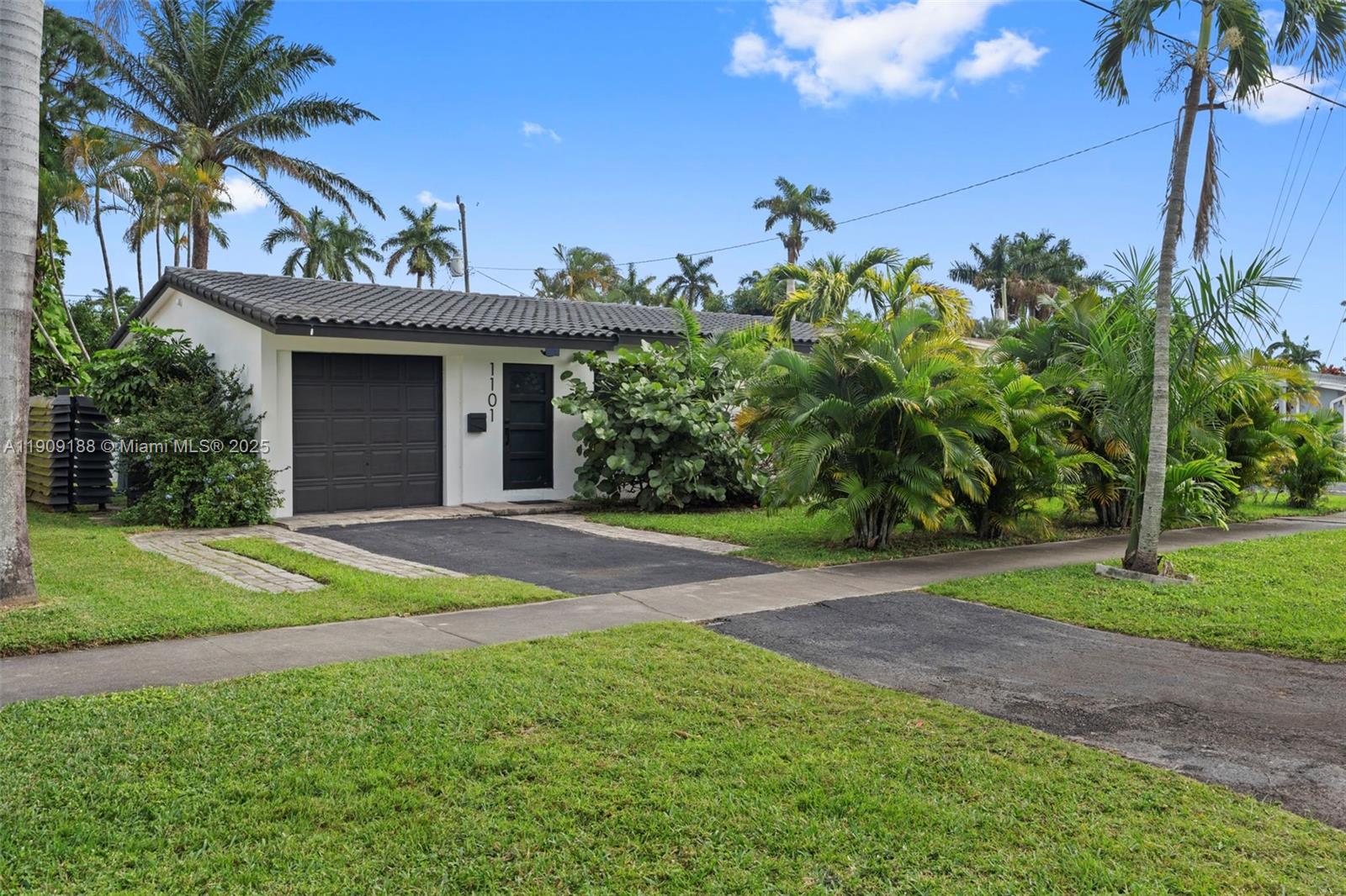 COUNTRY CLUB HOMES - Residential Lease