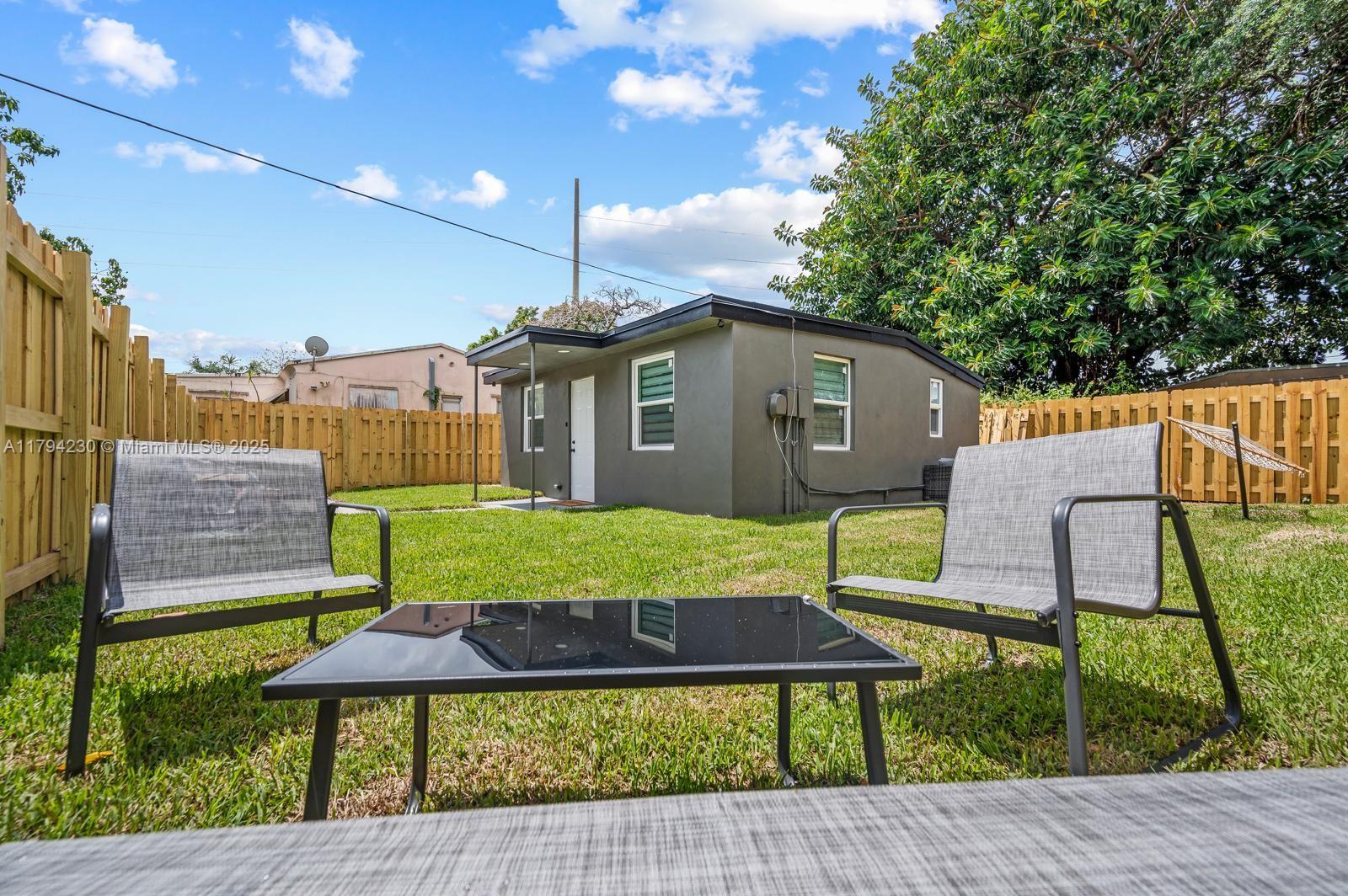 Rental Property at 213 Columbus Pkwy C, Hollywood, Broward County, Florida - Bedrooms: 1 
Bathrooms: 1  - $2,000 MO.