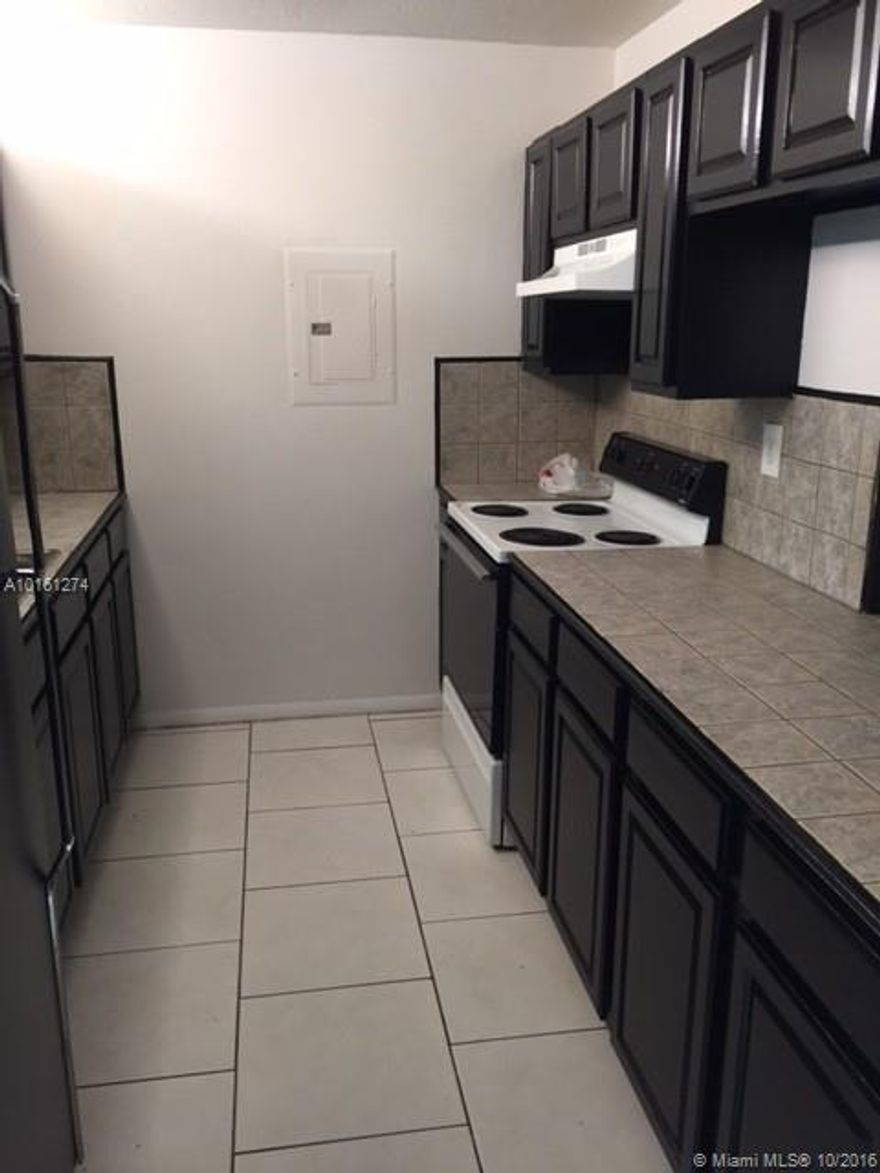 Beautiful and peaceful Lake view 2/2 apartment. First floor, unit freshly painted. Washer and dryer in the unit. Access to all amenities at Bonaventure Club. Few minutes to Markham Park, Sawgrass Mills Mall and highway.