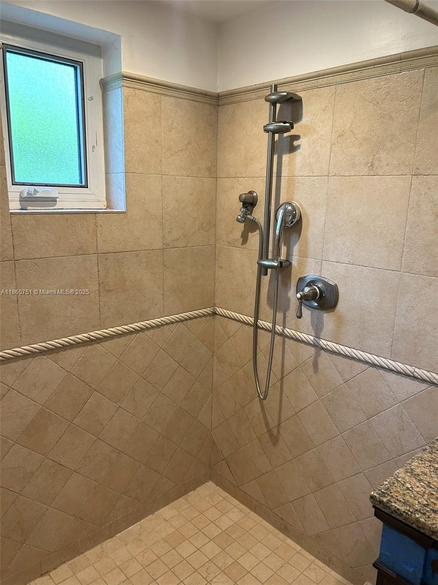 MIAMI SHORES SEC 1 AMD - Residential Lease