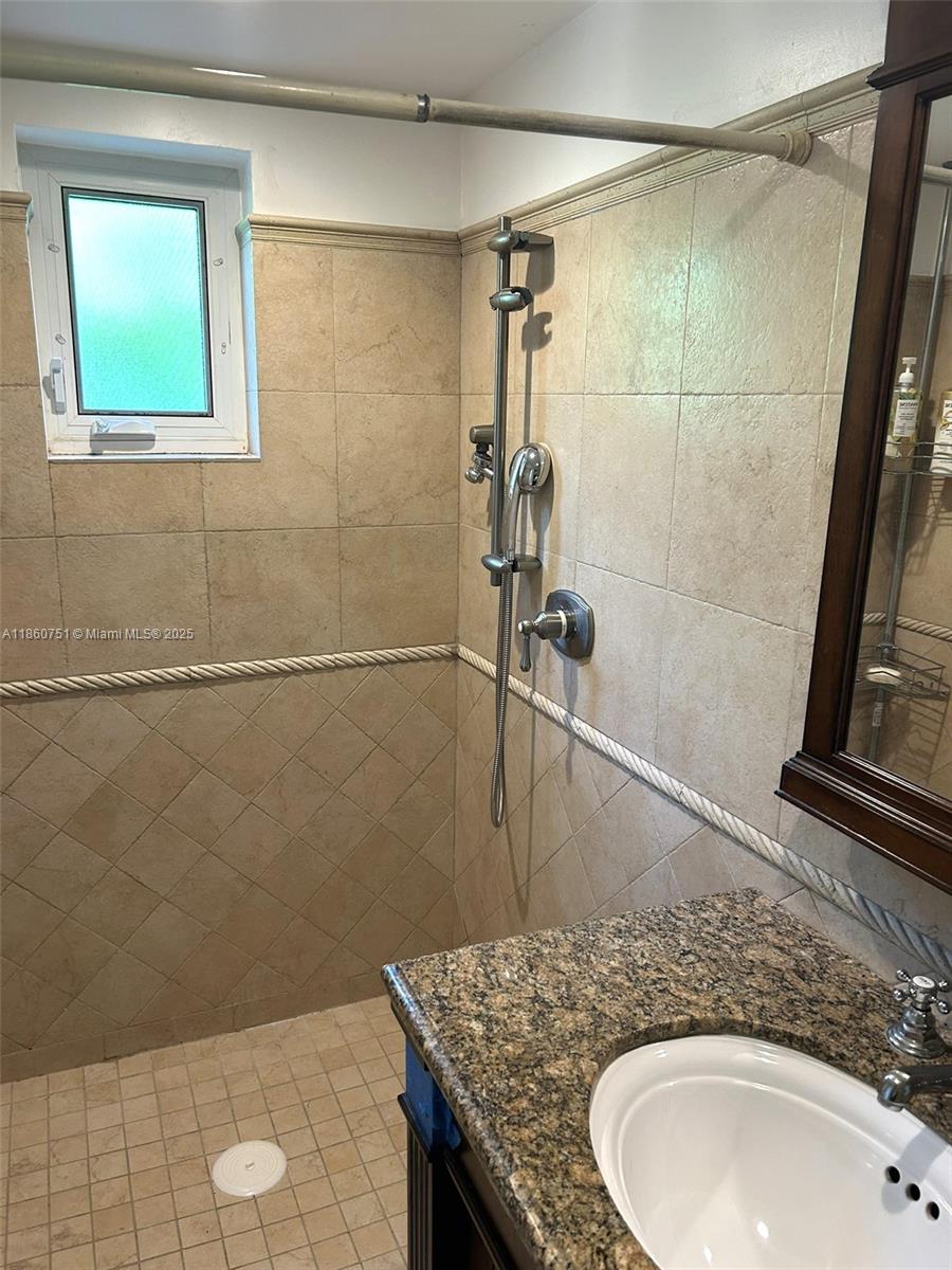 MIAMI SHORES SEC 1 AMD - Residential Lease