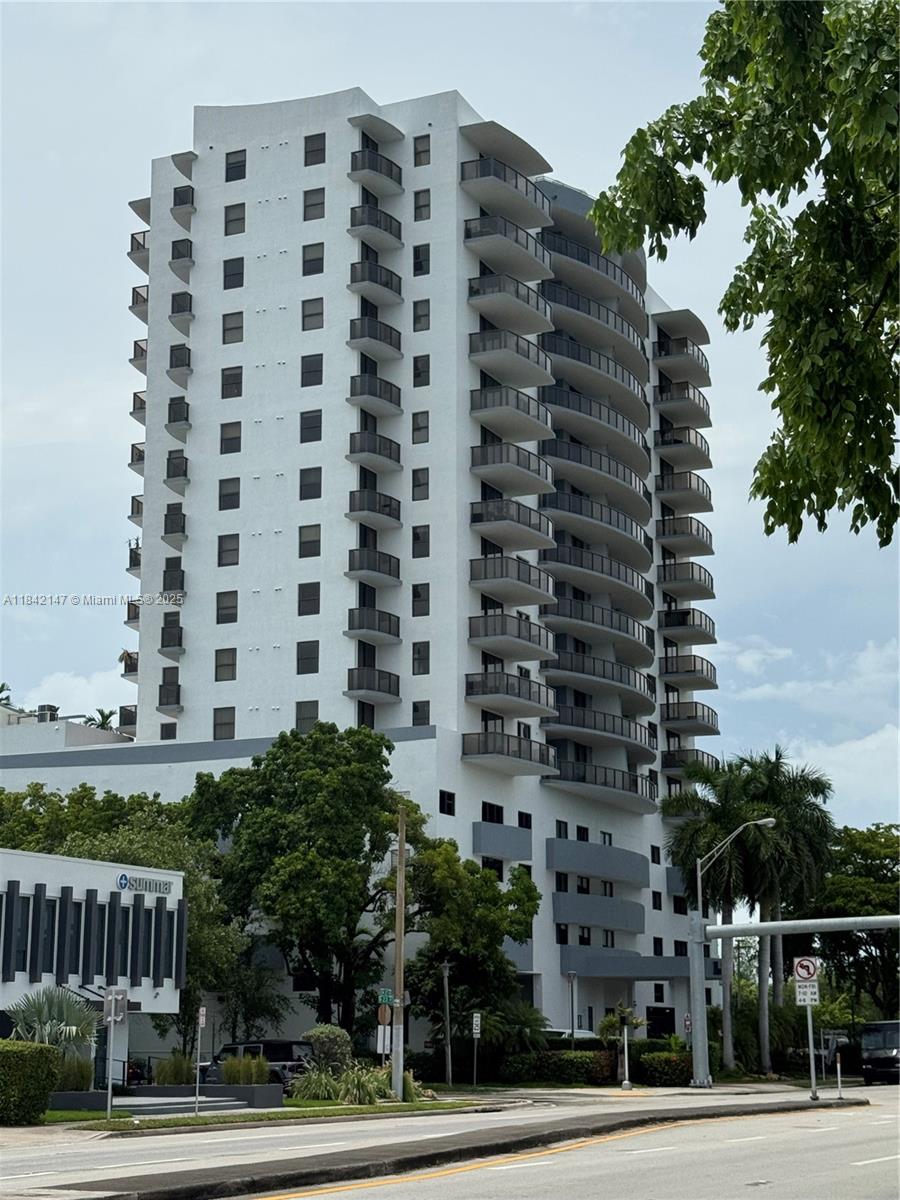 Great Investment opportunity!!! Won't last. 2/2 with very Large Terrace at beautiful LUXOR Residences.
Central location near Miracle Mile Coral Gables, The Shops at Merrick Park, USI, University of Miami, minutes to Coconut Grove, Downtown Miami, Brickell. Gated Garage.
Relax and enjoy the pool, exercise room and more. Unit needs work. Selling in "As is' conditions.
See Broker Remarks for showings.