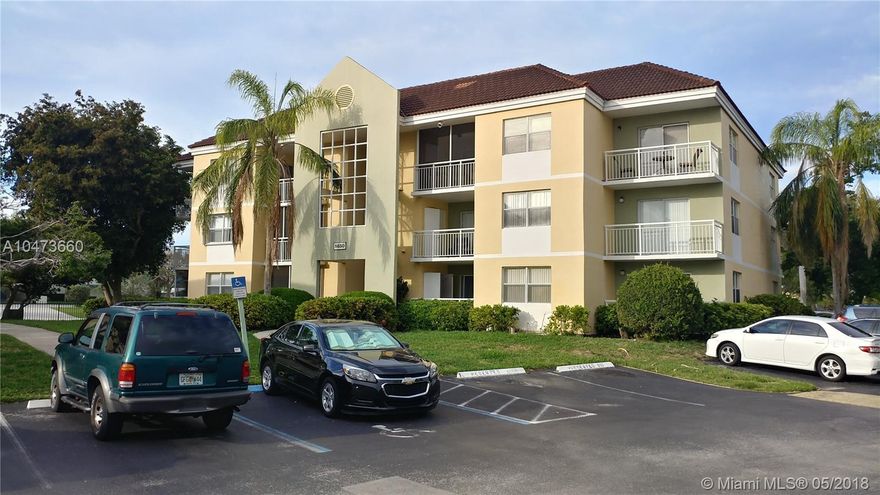 Excellent location, Priced right, Great Opportunity !! 2 bed , 2 bath condo at Le Club Old Cutler. Lots of amenities including pool, hot tub, gym, picnic-grill area, tennis court, 24 hrs onsite security guard and gated community. Why rent if you can be a homeowner!!! Please do not disturb tenants. Rent month to month