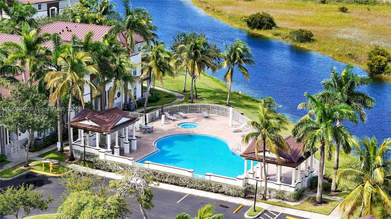 COURTYARDS THREE CONDO - Residential