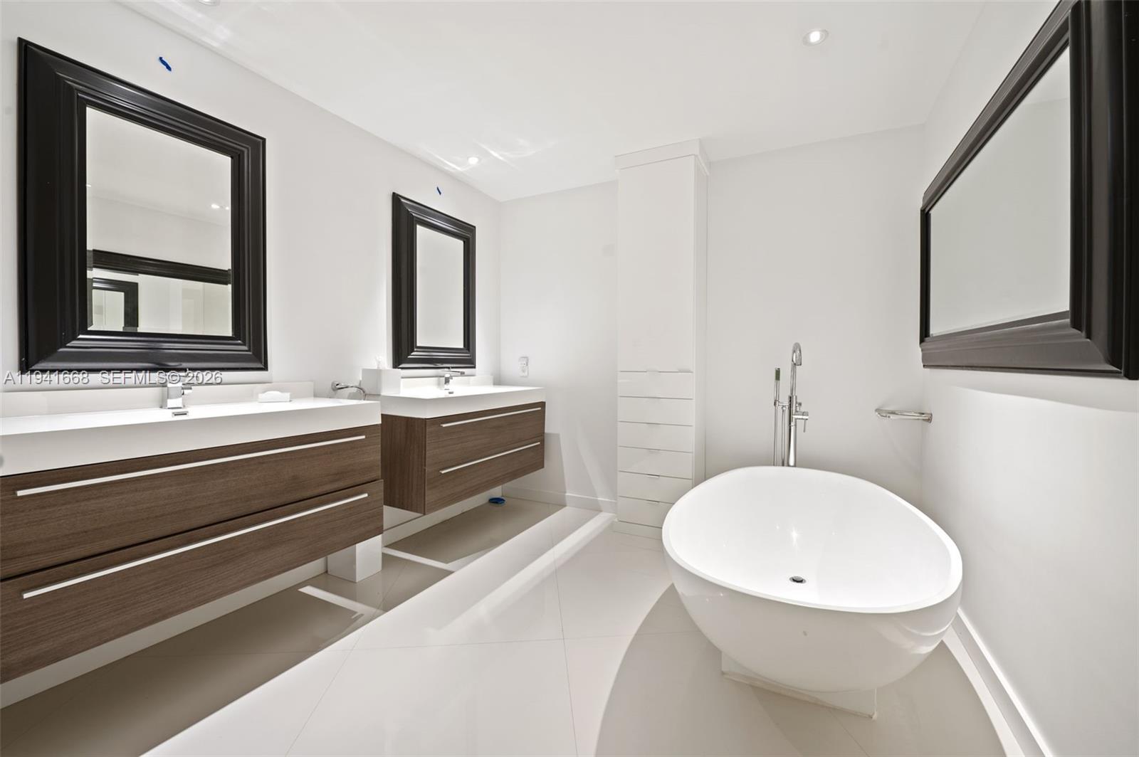 MAJESTIC TOWER - Residential