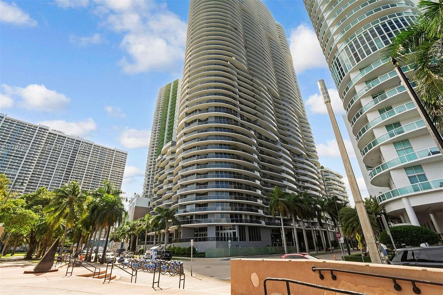 Miami Living at Its Pinnacle: Luxe 39th-Floor Condo with City and Bay Views Indulge in the epitome of Miami living with this fully furnished 1 bed, 1.5 bath gem on the 39th floor. Immerse yourself in contemporary luxury, boasting top-tier appliances, Italian cabinetry, and captivating city and bay views. Modern conveniences include a washer/dryer, a spacious balcony, and 2 parking spaces. Beyond the chic interior lies an urban paradise with exclusive amenities: a sparkling pool, private theater, fitness center, spa, and jacuzzi. Live in opulence amid the vibrant pulse of Miami.