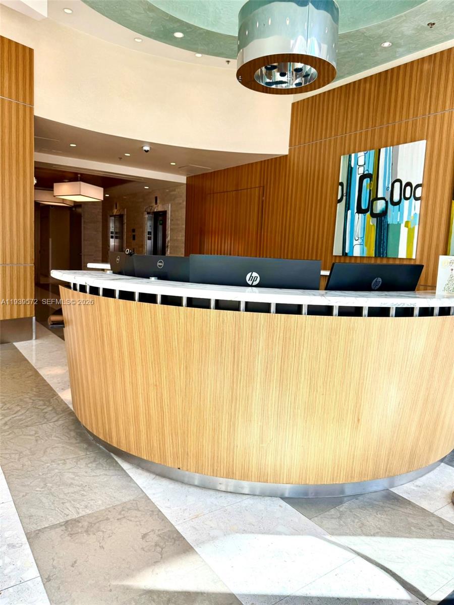 175 SW 7th St 1605/1606