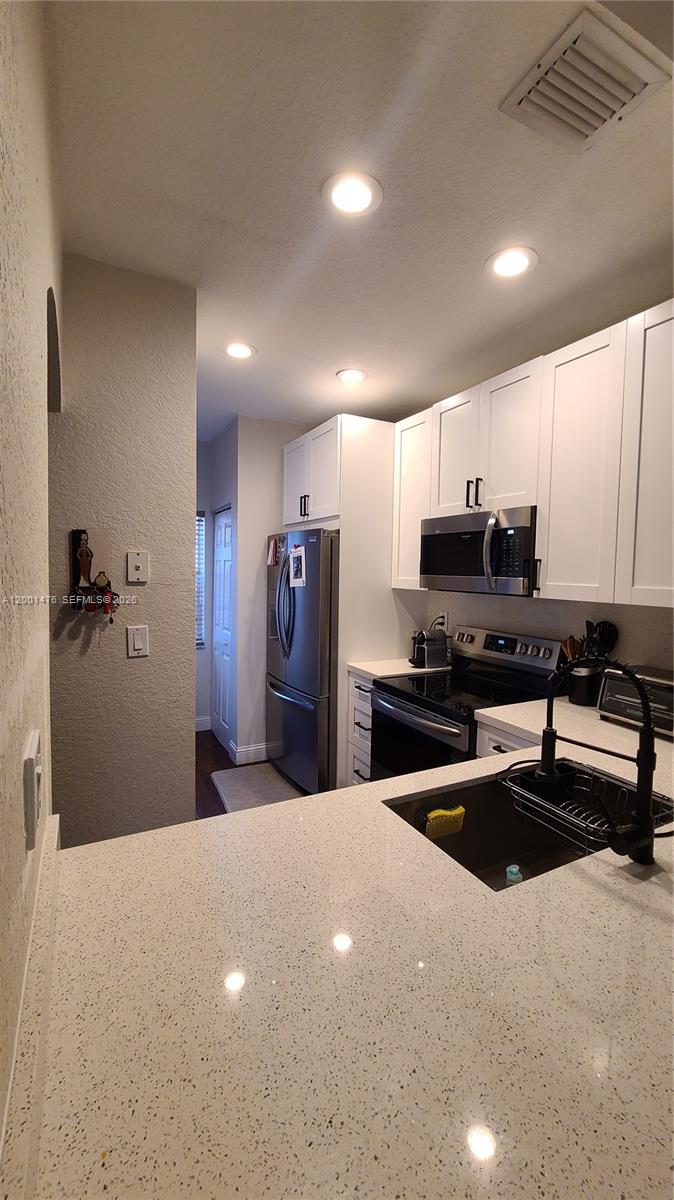 Las Brisas/Doral Condo 04 - Residential Lease