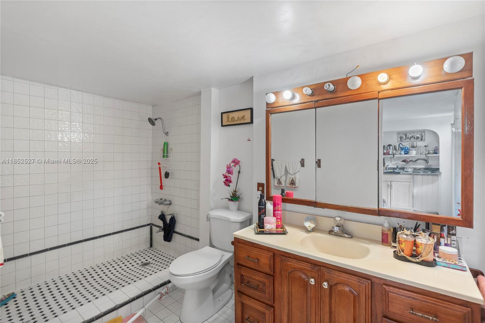 AVOCADO MANOR - Residential