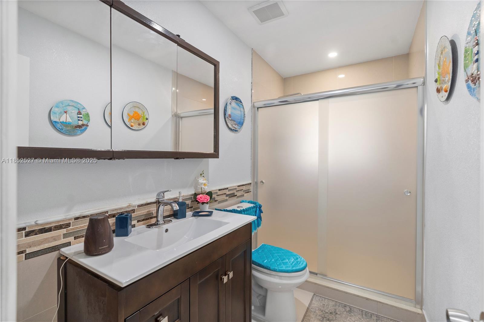 AVOCADO MANOR - Residential