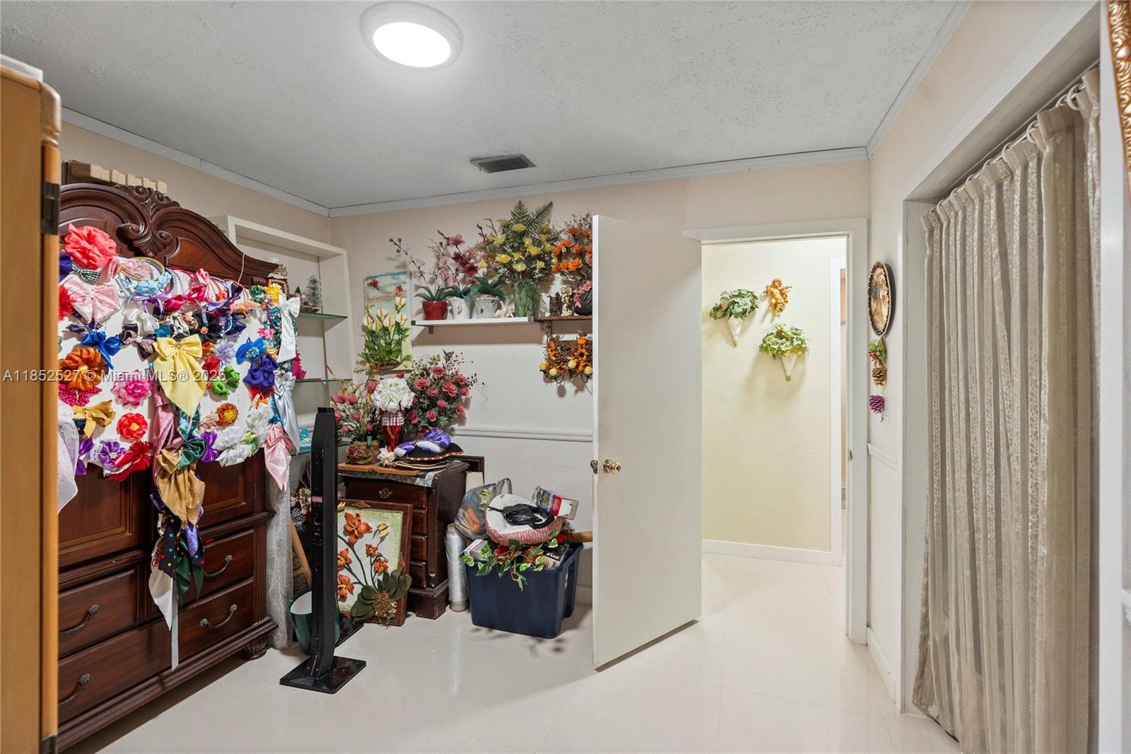 AVOCADO MANOR - Residential