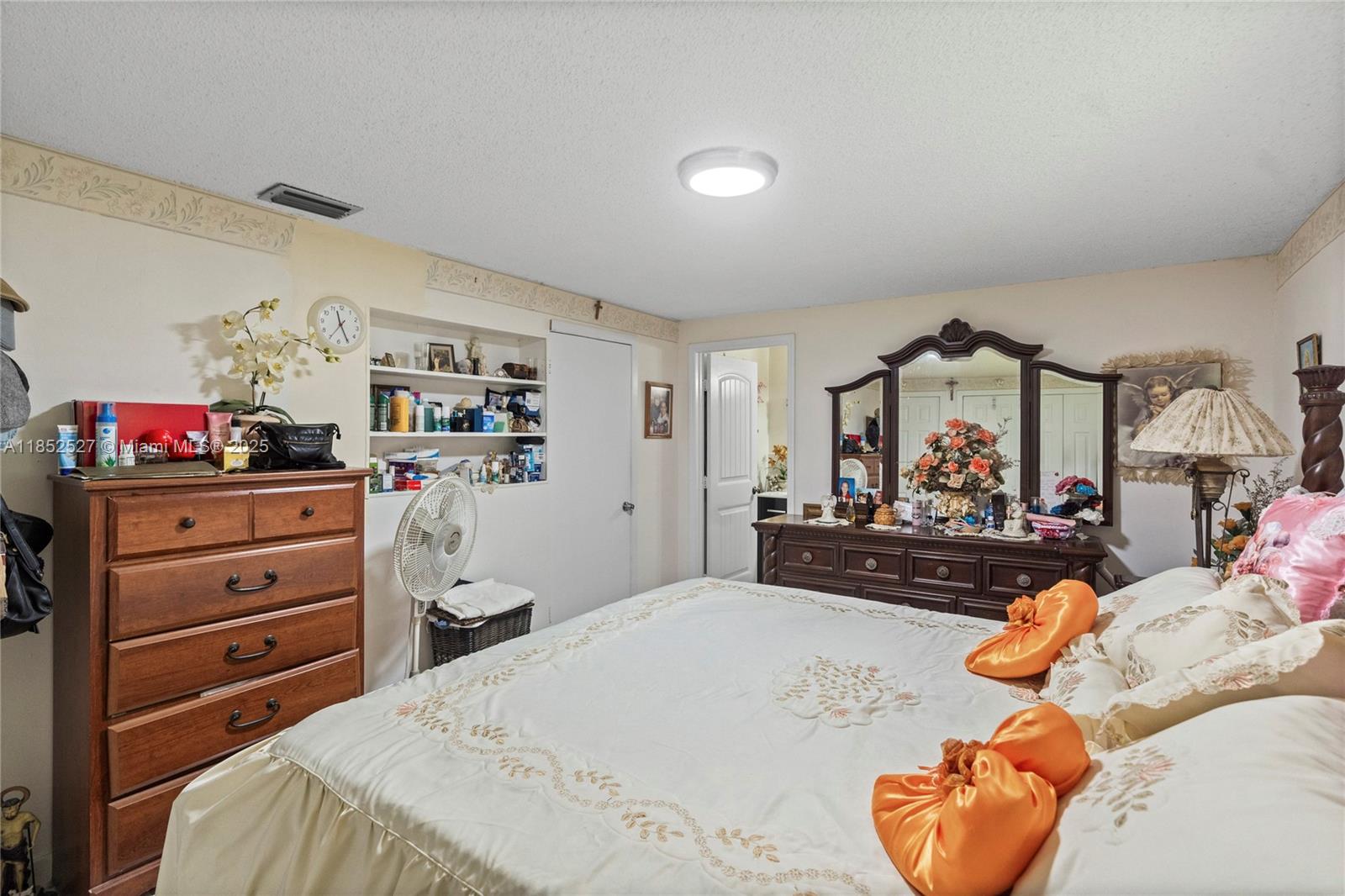 AVOCADO MANOR - Residential