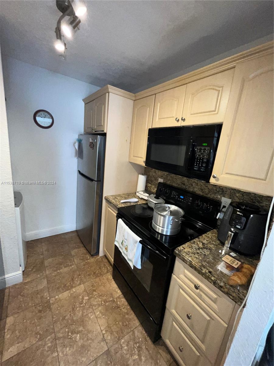 LAKEWOOD VILLAGE OF CORAL - Residential