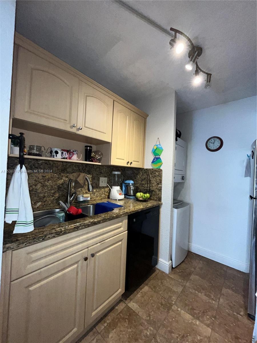 LAKEWOOD VILLAGE OF CORAL - Residential