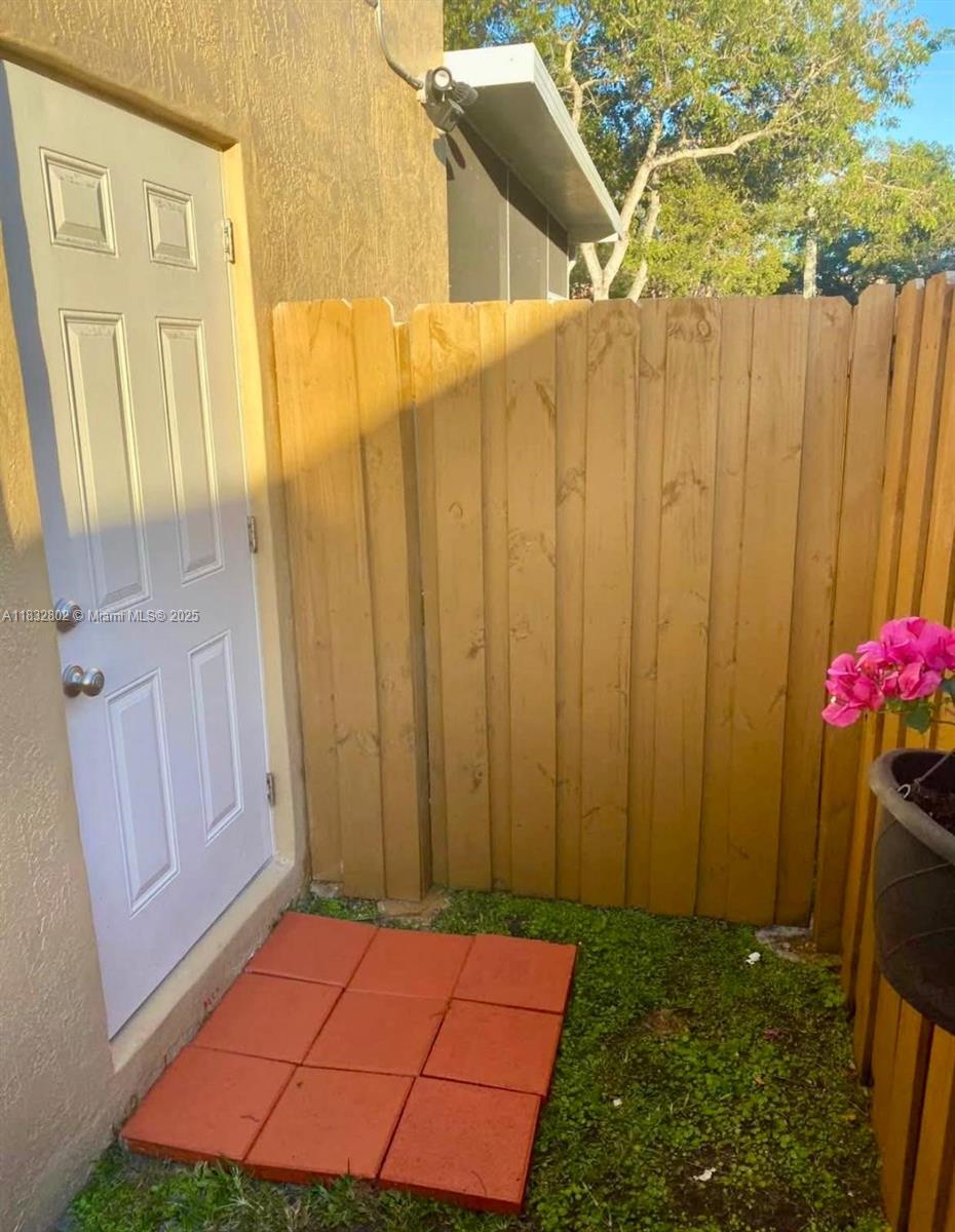 Beautiful efficiency with separate entrance. Includes water, electricity, and internet.
Just for 1 person. Security 24 hours. Good area