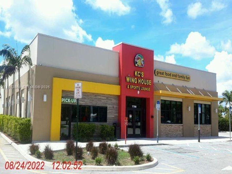 7,700 SQUARE FEET BUILT ON 2021. OVER 70 PARKING SPACES, ABOUT 1 ACRE LOT. IT IS IN A WALMART PLAZA. DRIVE THRU POSSIBLE. RENTED TO A RESTAURANT CURRENTLY, TENANT WILLING TO LEAVE UPON EXECUTED PURCHASE AGREEMENT. FULL KITCHEN, WALKING COOLER, OFFICE, BATHROOMS. NOT SHARING PARKING WITH ANYONE ELSE. EXPOSURE TO BUSY STREET WITH HIGH TRAFFIC.