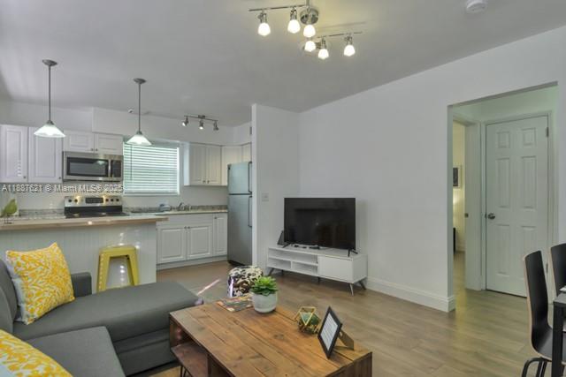 2 BEDROOM 2 BATH DUPLEX APARTMENT WITH A PRIVATE YARD AND PARKING.
LAUNDRY ROOM, GREAT NEIGHBORHOOD.