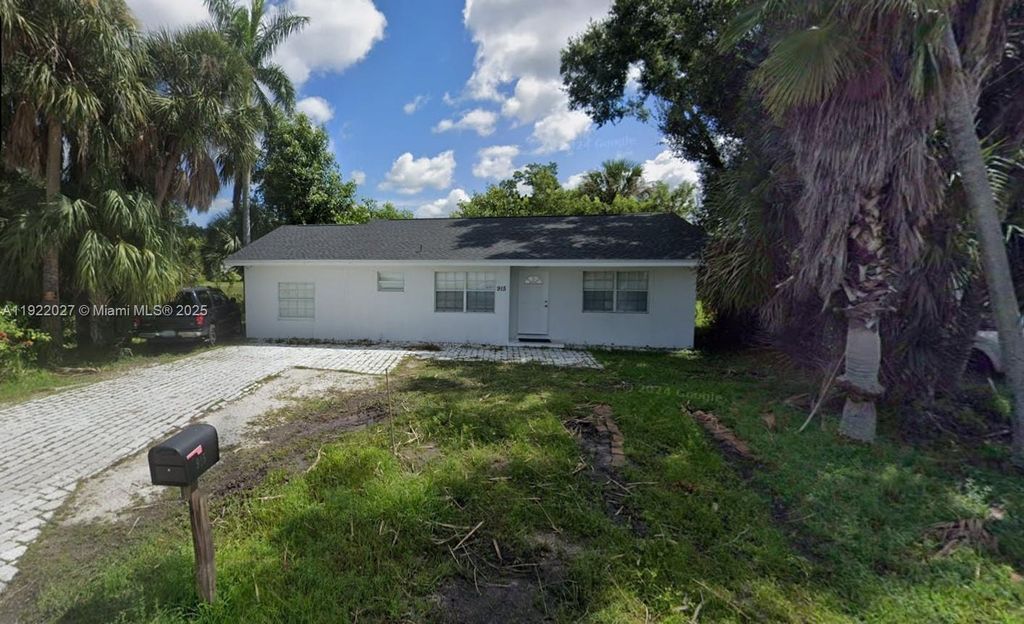 Photo of 915 E Alderman St, Fort Myers, FL 33916 (MLS # A11922027)