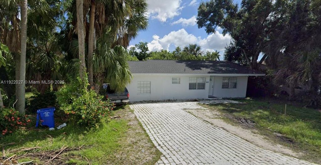 Photo of 915 E Alderman St, Fort Myers, FL 33916 (MLS # A11922027)