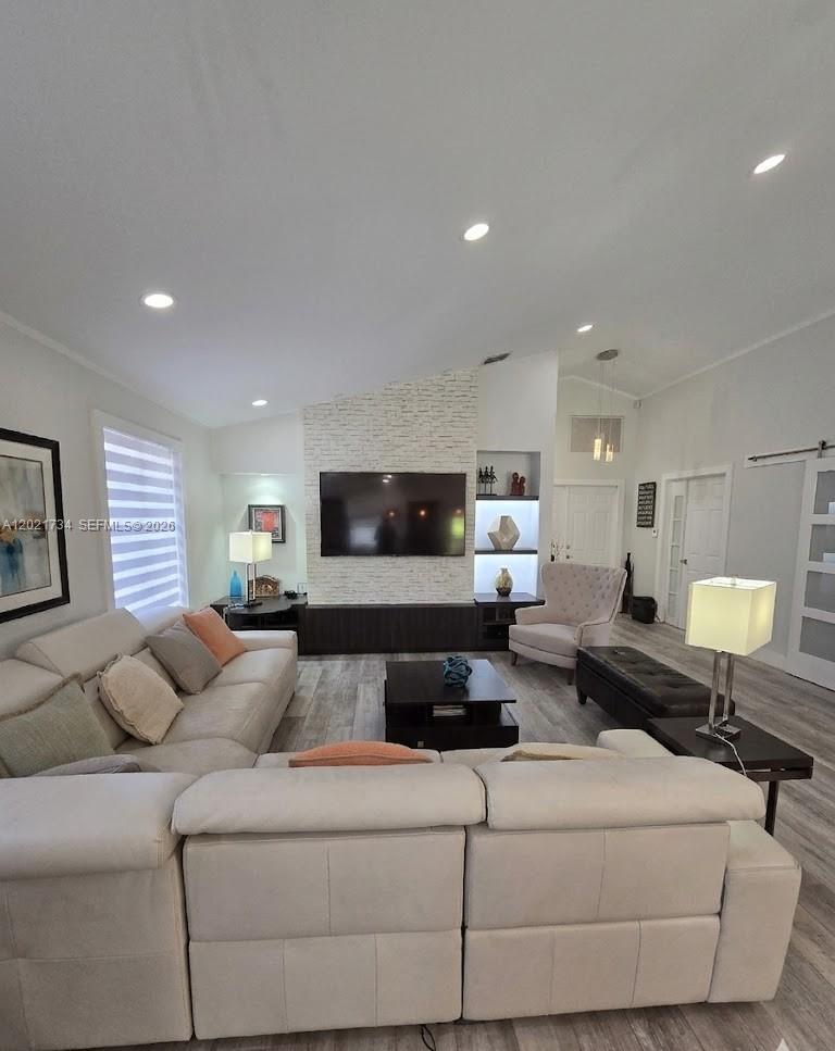 HOLLYWOOD GARDENS - Residential