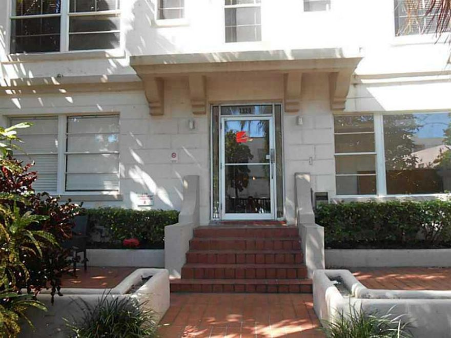 2/2 charming Art Deco building.  All tiled, central A/C, 3 blocks to beach.