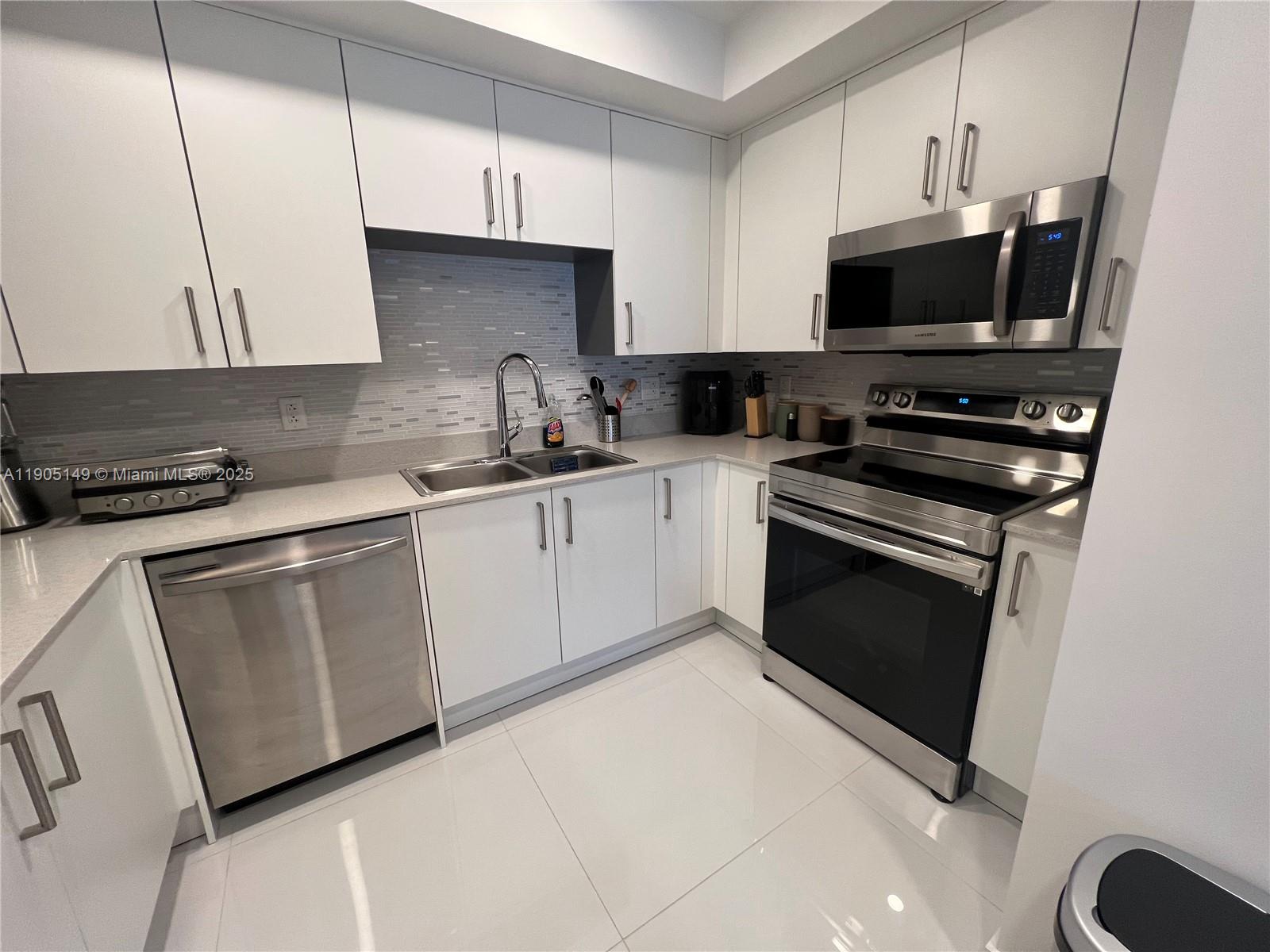 ISLANDS AT DORAL 1ST ADDI - Residential Lease