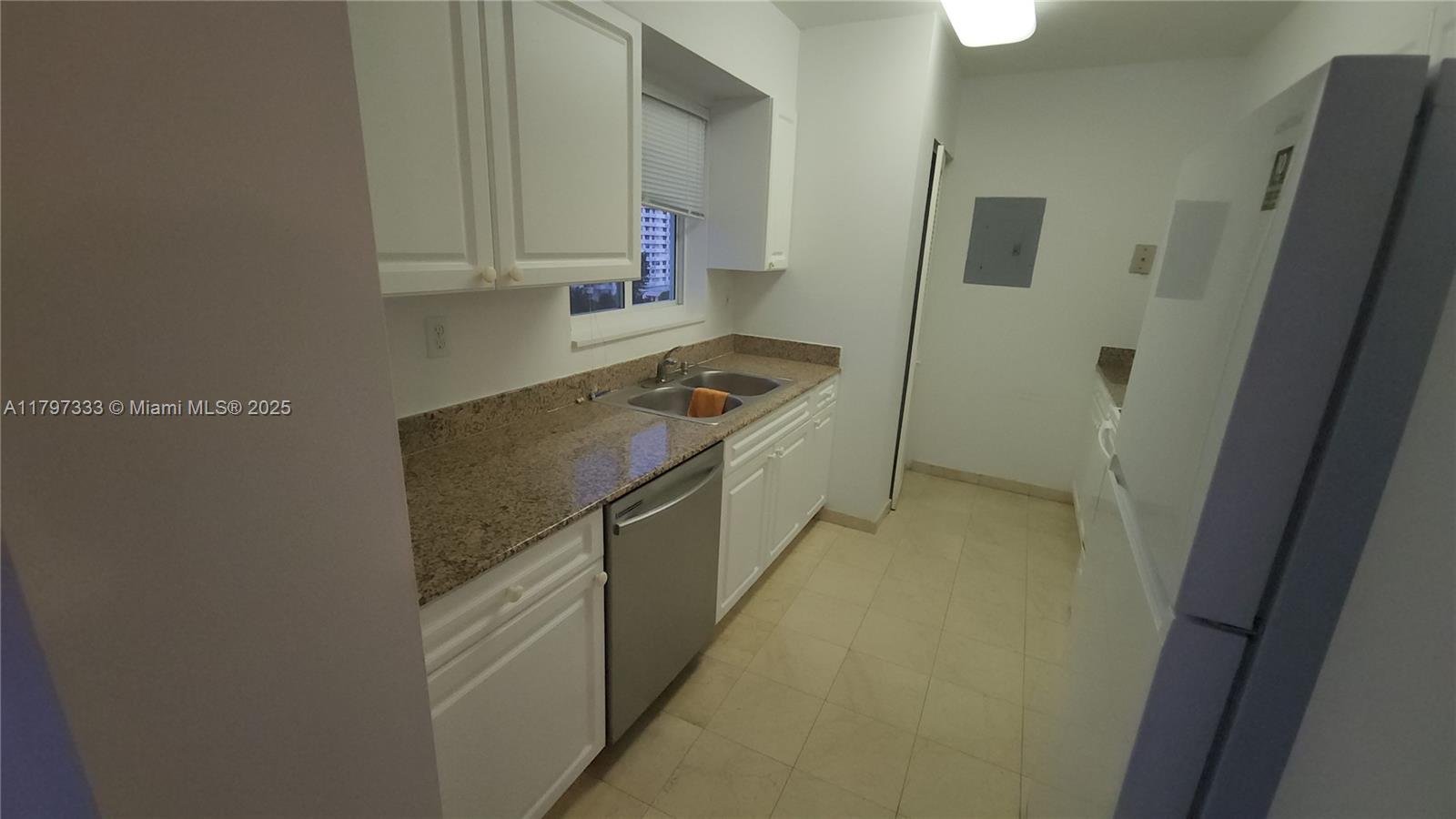 5900 Collins Ave 906