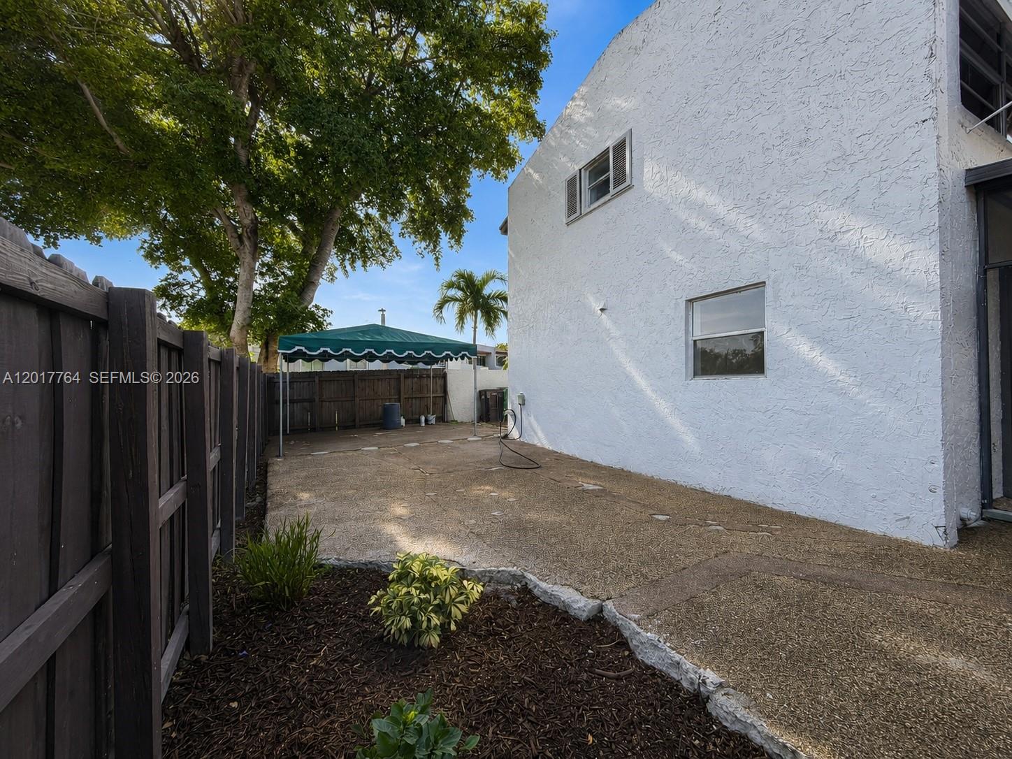 SNAPPER CREEK TOWNHOUSES - Residential